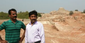 amikoj-en-mohen-jo-daro-300x153 D-ro So Gilsu vizito al Pakistano en la Marto de 2014